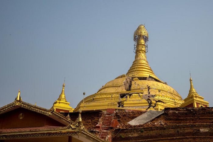 Một ngôi chùa bị hư hại trong trận động đất ở Mandalay.