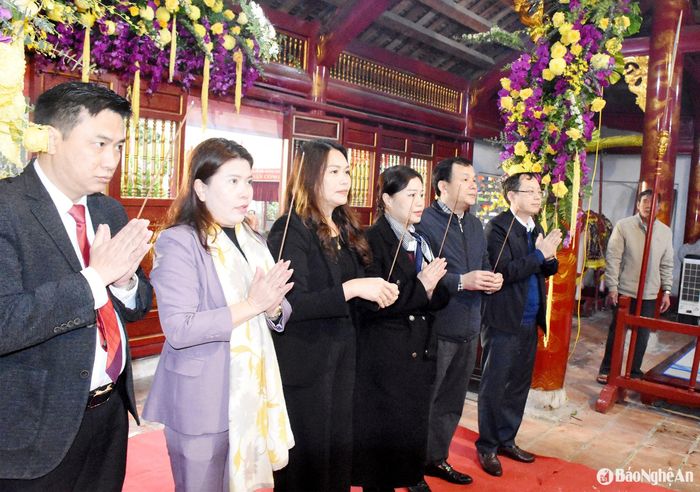 Đại biểu cấp tỉnh và thành phố Vinh dâng hương tưởng niệm Đức Thánh Mẫu Liễu Hạnh. Ảnh: Công Khang