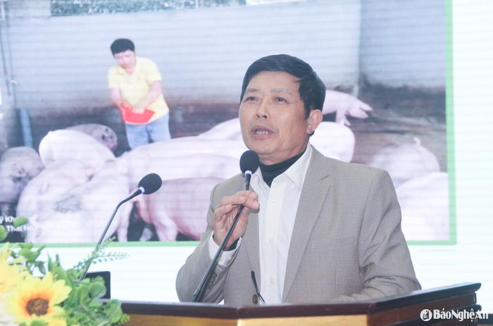 Nông dân Nguyễn Sỹ Khương, xã Đông Hiếu, TX. Thái Hòa tham luận về hiệu quả ứng dụng kỹ thuật xử lý rác thải vào chăn nuôi. Ảnh: T.P