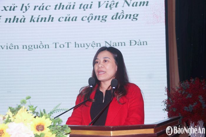 Giảng viên nguồn ToT chia sẻ kinh nghiệm thực hiện dự án tại huyện Nam Đàn. Ảnh: T.P