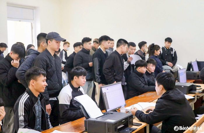 Cán bộ Trung tâm Dịch vụ việc làm Nghệ An tiếp nhận hồ sơ của lao động đăng ký dự thi tiếng Hàn. Ảnh: Minh Quân