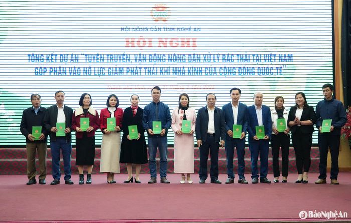 Khen thưởng cho các nhóm giảng viên nguồn ToT và nông dân điển hình thực hiện dự án. Ảnh: T.P