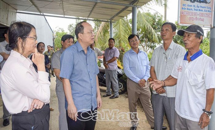 Đồng chí Bí thư Tỉnh ủy Nguyễn Hồ Hải (hàng đầu, thứ 2 từ trái sang) vừa có chuyến khảo sát thực tế tình hình đời sống của người dân xã Biển Bạch (huyện Thới Bình), nhất là tình trạng thiếu nước sinh hoạt.