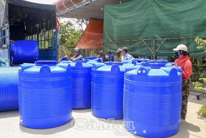 Thời gian qua, các địa phương tích cực vận động mạnh thường quân, nhà hảo tâm hỗ trợ bồn giúp người dân trữ nước, phục vụ sinh hoạt trong mùa khô.