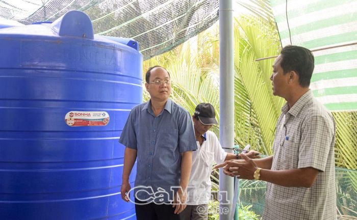 Trên tuyến kênh Ranh Hạt, ấp Thanh Tùng, xã Biển Bạch (huyện Thới Bình) có 7 điểm lắp đặt bồn chứa nước, nhưng đến thời điểm hiện tại các bồn đều đã cạn nước. Ảnh: Bí thư Tỉnh ủy Nguyễn Hồ Hải (bìa trái) khảo sát thực tế tại một điểm lắp đặt bồn chứa nước trên tuyến kênh Ranh Hạt.