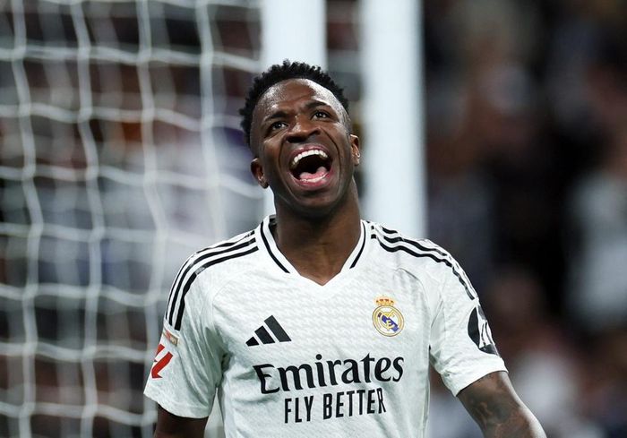 Vinicius bất ngờ sa sút. Ảnh: Reuters.