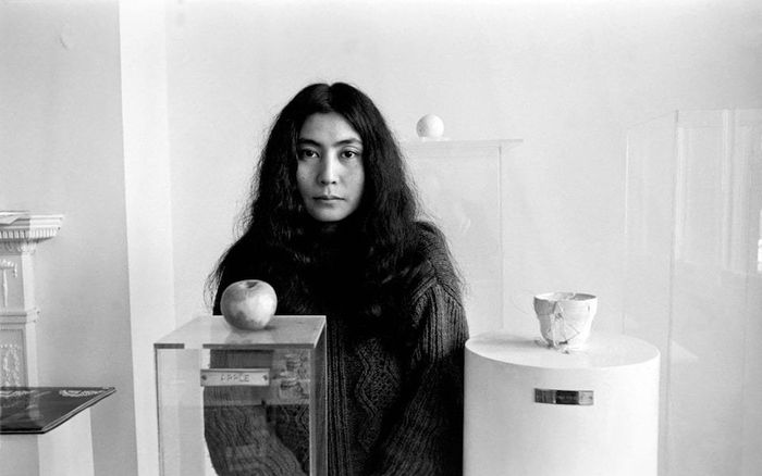 Yoko Ono trong triển lãm cá nhân năm 1967