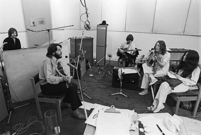 Nhiều người từng đặt câu hỏi về sự xuất hiện của Yoko Ono trong phòng thu cùng The Beatles