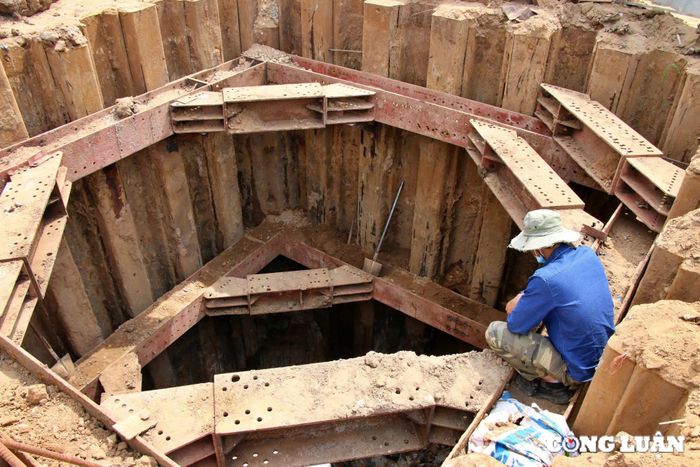Các đơn vị đang thực hiện 3 ca 4 kíp để kịp hoàn thành dự án