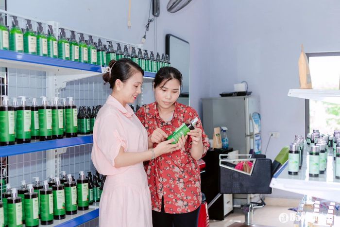 Sản phẩm thảo dược từ hoa bưởi, quả bưởi non, lá bưởi... được người tiêu dùng ưa chuộng. Ảnh: T.P