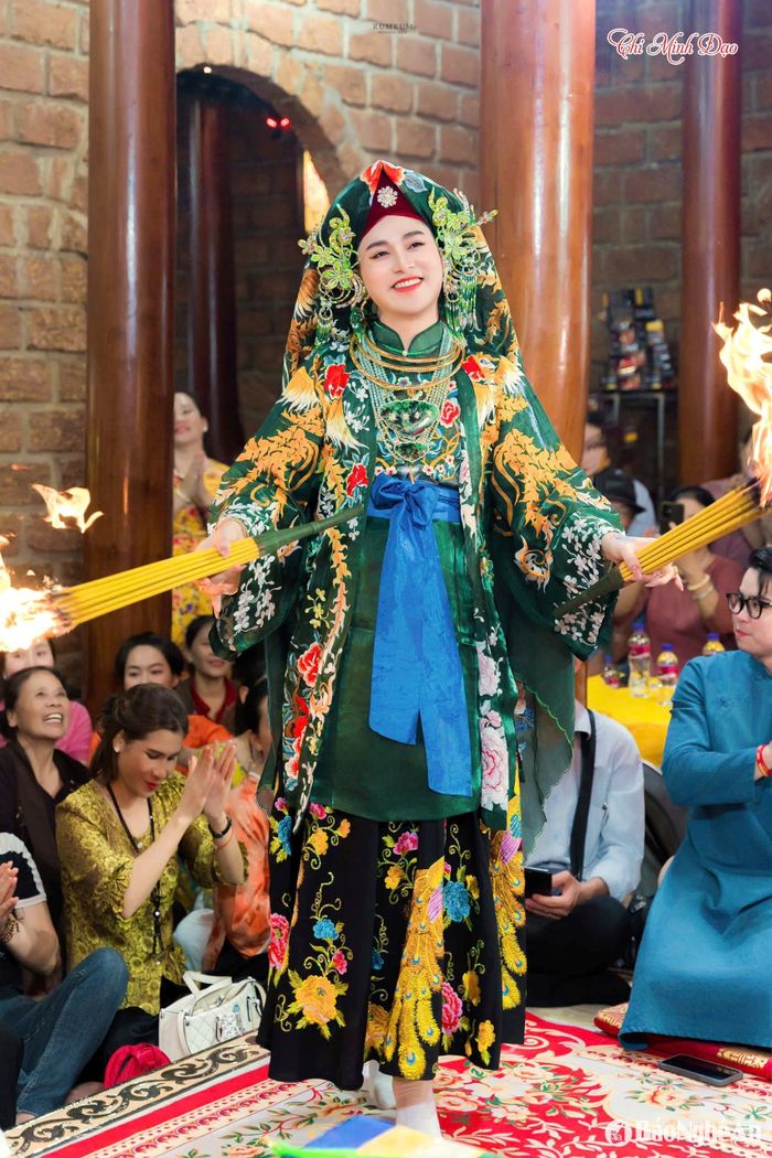 Người dân tham gia một giá đồng. Ảnh: NVCC