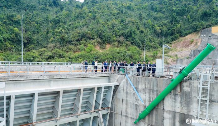 Đoàn khảo sát tại công trình đầu mối hồ chứa nước Bản Mồng, xã Yên Hợp, huyện Quỳ Hợp. Ảnh: Thành Duy