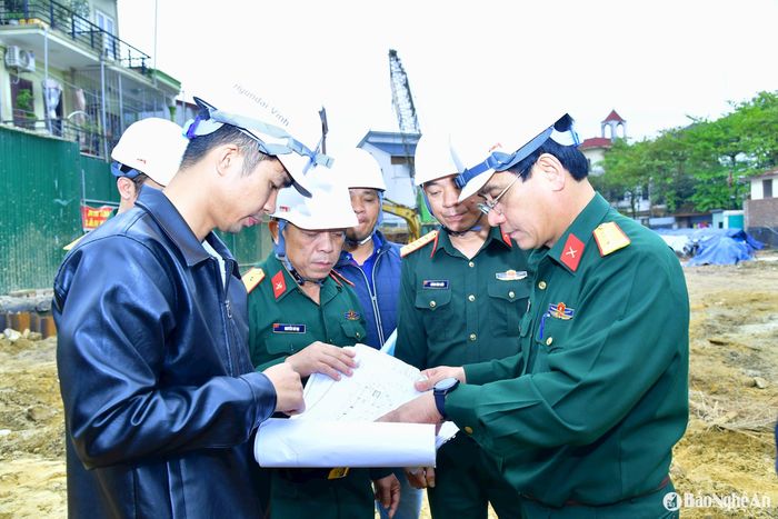 Nhà thầu báo cáo phương án thi công các công trình quốc phòng, công trình chiến đấu trên địa bàn tỉnh. Ảnh: Trọng Kiên