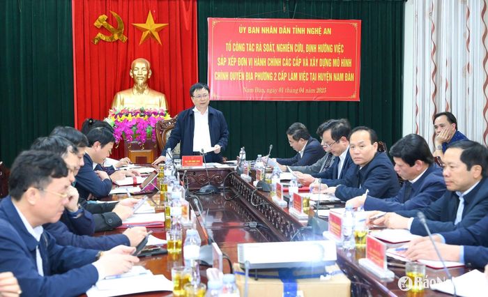 Tổ công tác của tỉnh làm việc với huyện Nam Đàn về định hướng sắp xếp đơn vị hành chính. Ảnh: Thành Cường