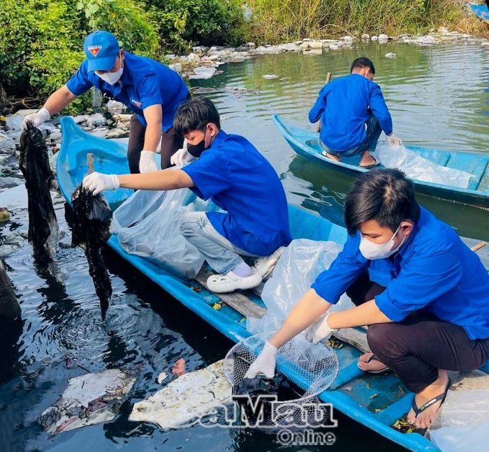 Các bạn đoàn viên, thanh niên nhiệt tình đóng góp cho cộng đồng bằng các hoạt động nhặt rác trên sông, ngày Chủ nhật xanh...