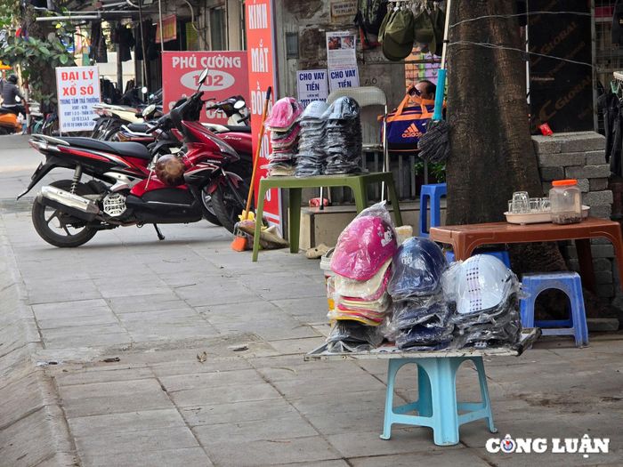 Những chiếc mũ này thường được bày trên giá treo di động hoặc thậm chí chỉ đặt trên một chiếc ghế nhựa, không có bất kỳ thông tin nào về nguồn gốc, xuất xứ hay tiêu chuẩn an toàn.