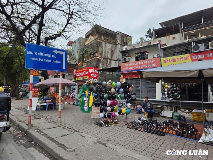 Vỉa hè trên đường Giải Phóng từ lâu đã trở thành nơi bày bán, kinh doanh đủ loại hàng hóa, trong đó có những chiếc mũ bảo hiểm giá rẻ, kém chất lượng