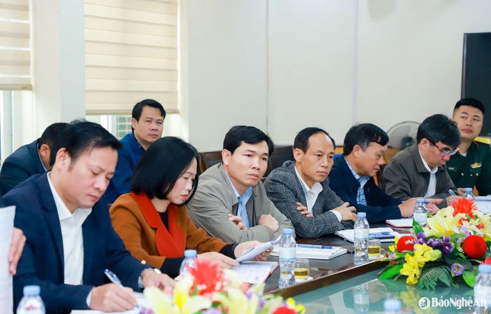Các đồng chí lãnh đạo huyện Diễn Châu tại cuộc làm việc. Ảnh: Thành Duy
