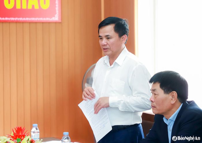 Đồng chí Hà Xuân Quang - Bí thư Huyện ủy, Chủ tịch HĐND huyện Diễn Châu phát biểu nêu các kiến nghị của huyện khi tổ chức chính quyền địa phương 2 cấp. Ảnh: Thành Duy