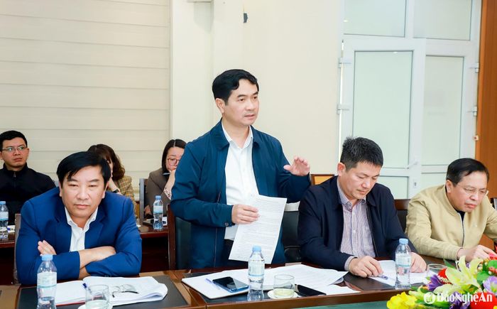 Đồng chí Đậu Đình Dương - Phó Giám đốc Sở Nội vụ Nghệ An trao đổi một số nội dung về xây dựng Đề án sắp xếp, tổ chức lại đơn vị hành chính cấp xã và quy trình giải quyết chế độ cho cán bộ, công chức, người lao động tự nguyện nghỉ việc theo Nghị định của Chính phủ. Ảnh: Thành Duy