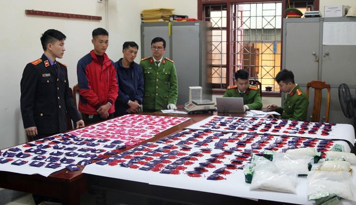 2 đối tượng và tang vật lúc mới bị bắt. Ảnh tư liệu Trần Vũ