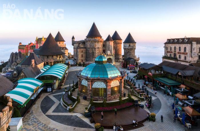Khu vực dịch vụ tiếp tục đóng góp chính vào tăng trưởng kinh tế thành phố. Trong ảnh: Một góc khu du lịch Sun World Ba Na Hills. Ảnh: M.QUẾ