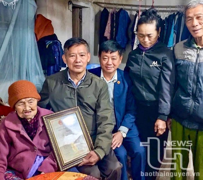 Ông Đào Đức Nghệ, Chủ tịch Hội Người cao tuổi xã Phúc Lương, thăm hỏi cụ Nguyễn Thị Hoạt, 106 tuổi.