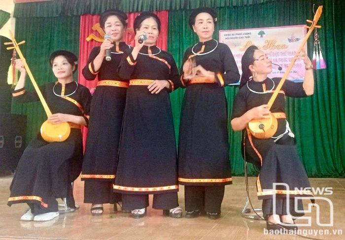 Một tiết mục biểu diễn của các thành viên Câu lạc bộ hát Then - đàn Tính xã Phúc Lương.