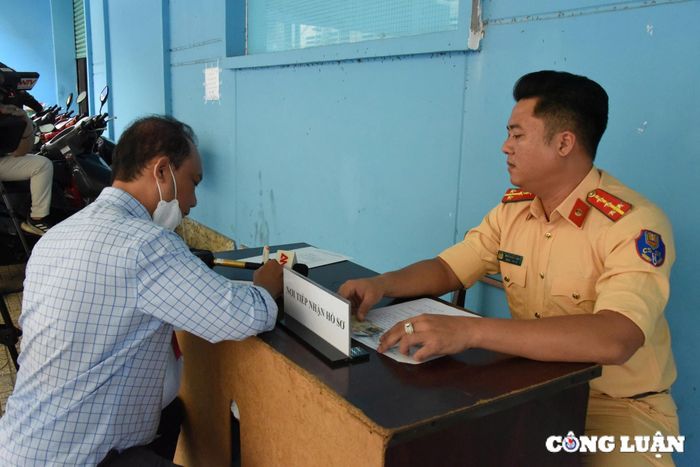 CSGT tiếp nhận hồ sơ cấp, đổi GPLX cho người dân