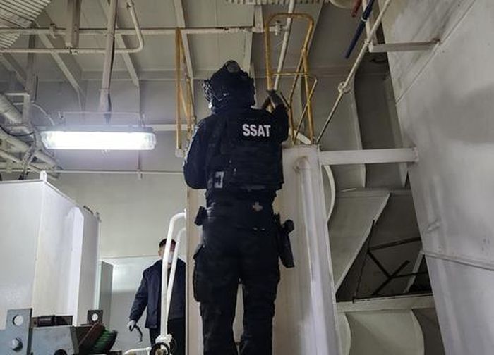 Lực lượng bảo vệ bờ biển và cơ quan hải quan tìm kiếm ma túy trên con tàu neo đậu tại cảng Gangneung, tỉnh Gangwon, Hàn Quốc, ngày 2/4. Ảnh: Văn phòng bảo vệ bờ biển khu vực Donghae