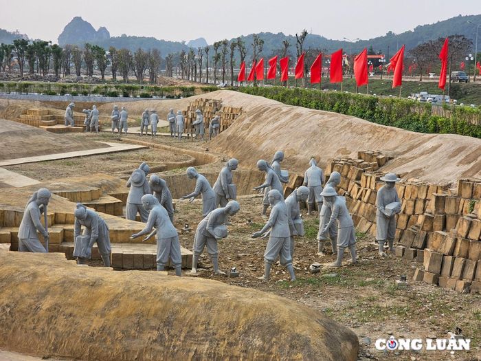 Khu vực tái hiện lại bối cảnh các giáo viên, học sinh lao động, đắp đê sông Mã trước khi bị máy bay Mỹ oanh tạc năm 1972