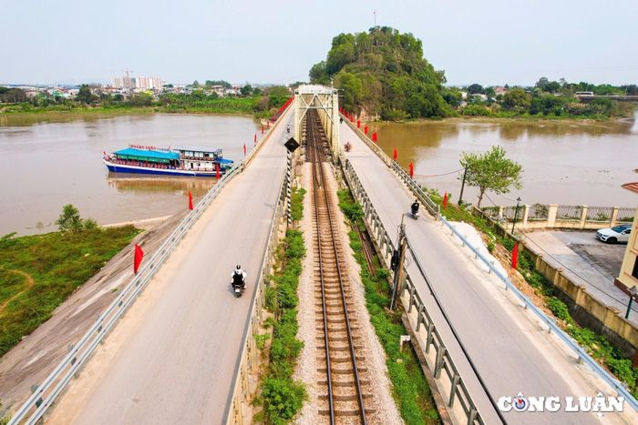 Cầu Hàm Rồng có 2 nhịp dầm thép, dài 160 m, rộng 17 m