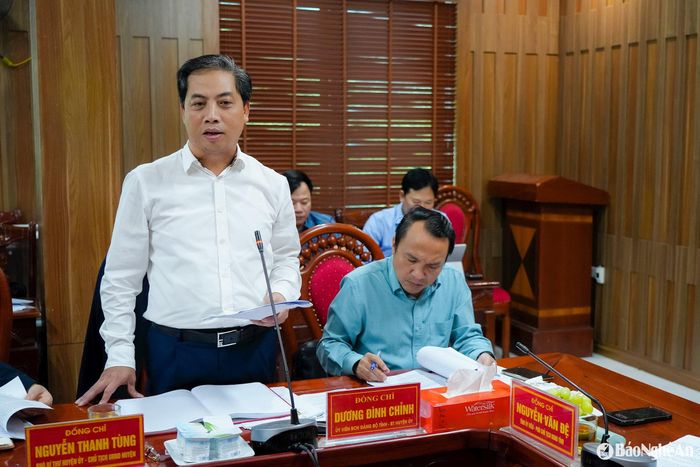 Đồng chí Nguyễn Thanh Tùng - Chủ tịch UBND huyện Nghi Lộc báo cáo kết quả phát triển kinh tế - xã hội của địa phương. Ảnh: TL