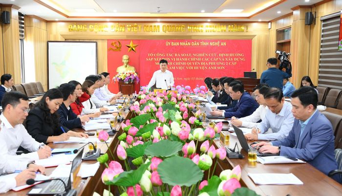 Phó Chủ tịch UBND tỉnh Bùi Đình Long làm việc với huyện Anh Sơn về định hướng sắp xếp đơn vị hành chính. Ảnh: Thành Cường