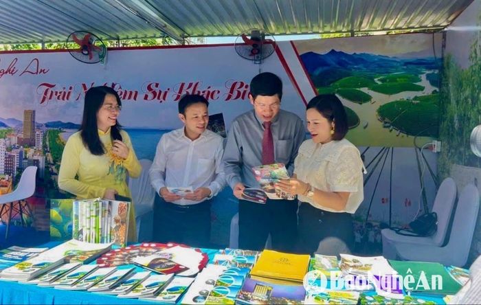 Ông Hồ An Phong (thứ 2 từ phải sang) - Thứ trưởng Bộ Văn hóa, Thể thao và Du lịch tham quan gian hàng Du lịch Nghệ An. Ảnh: Trà Giang