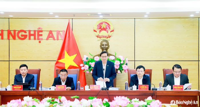 Đồng chí Lê Hồng Vinh - Phó Bí thư Tỉnh ủy, Chủ tịch UBND tỉnh chủ trì cuộc họp thường kỳ tháng 3/2025. Ảnh: Thành Duy