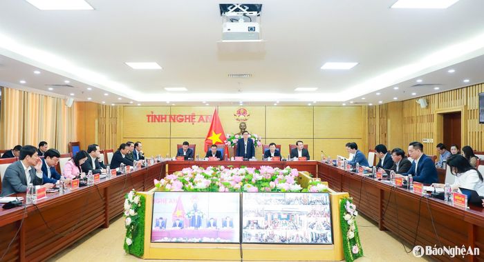 Đồng chí Lê Hồng Vinh - Phó Bí thư Tỉnh ủy, Chủ tịch UBND tỉnh chủ trì cuộc họp thường kỳ tháng 3/2025 của UBND tỉnh Nghệ An. Ảnh: Thành Duy