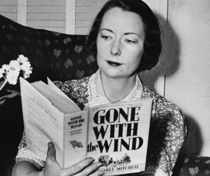 Nhà văn Margaret Mitchell và tác phẩm để đời của mình - Cuốn theo chiều gió. Ảnh: Adebiportal.