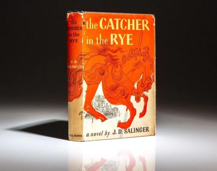 Bắt trẻ đồng xanh (The Catcher in the Rye) là tiểu thuyết duy nhất của J.D.Salinger. Ảnh: Thefirsteditionrarebooks.