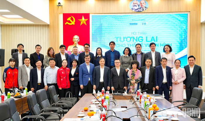 Các đại biểu tham dự hội thảo chụp ảnh lưu niệm. 