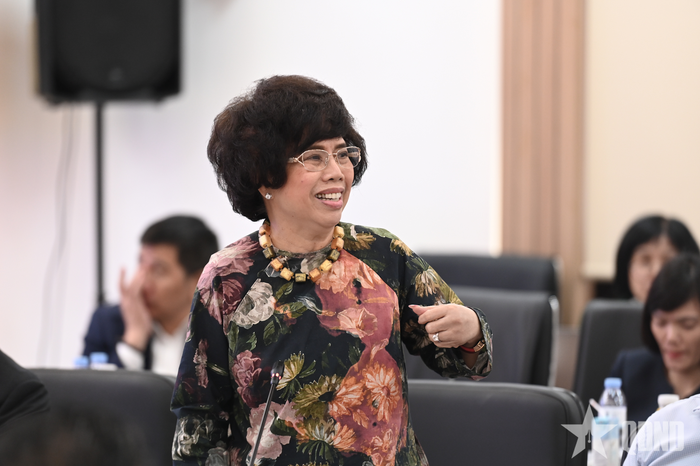Anh hùng Lao động Thái Hương chia sẻ tại hội thảo. 