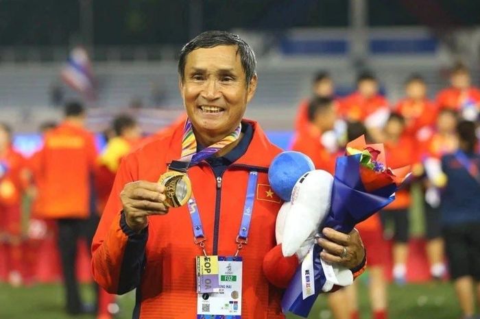 Anh hùng Lao động, Huấn luyện viên Mai Đức Chung: “Danh hiệu ấy thuộc về tập thể, không chỉ thuộc về riêng tôi”. Ảnh: VFF
