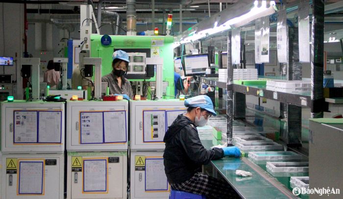 Công nhân lắp ráp điện tử làm việc tại Khu công nghiệp VSIP Nghệ An (Khu công nghiệp VSIP 1). Ảnh: Quang An