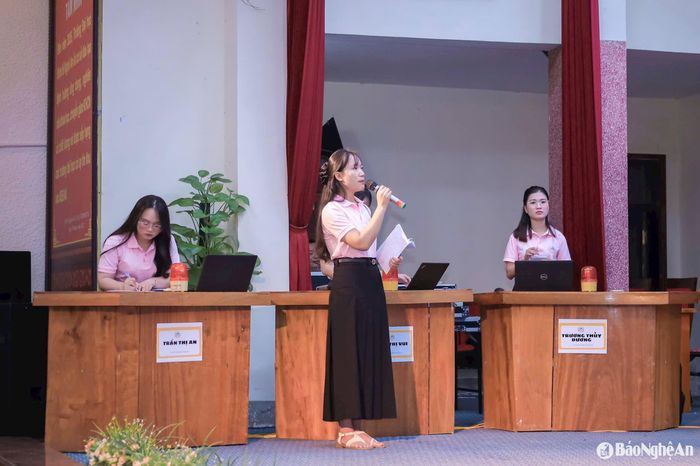 Các thí sinh trả lời các phần thi.