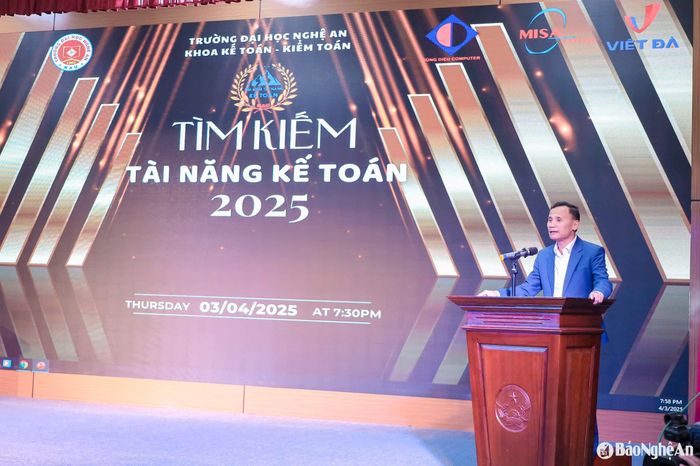 TS. Trương Quang Ngân - Phó Bí thư Đảng ủy, Phó Hiệu trưởng nhà trường phát biểu chúc mừng. Ảnh: P.V