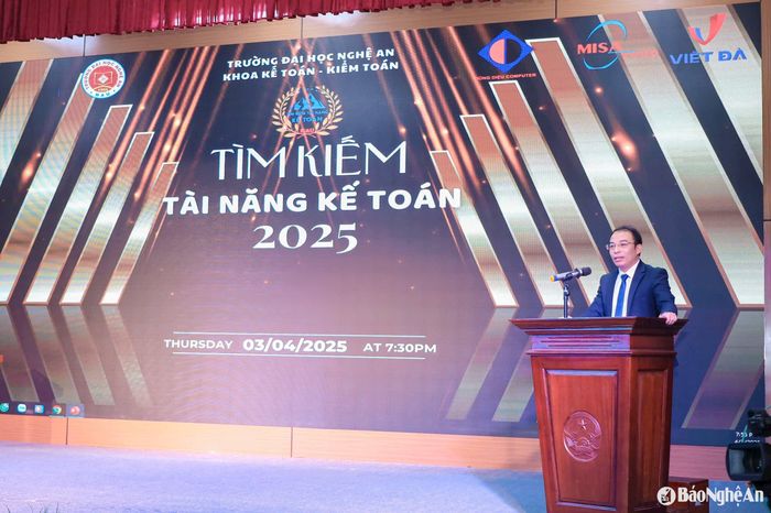 Thầy Phạm Đức Giáp - Trưởng khoa Kế toán - Kiểm toán phát biểu khai mạc hội thi. Ảnh: P.V