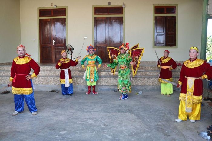 Trích đoạn "Trần Bình Trọng xuất quân" do CLB Tuồng Kẻ Gám, xã Xuân Thành biểu diễn. Ảnh: Thanh Nga