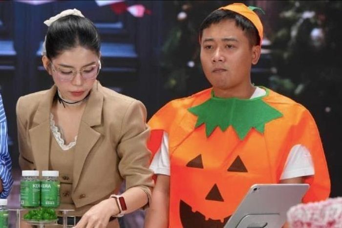 Quang Linh Vlogs và Hằng Du Mục trong một phiên livestream bán sản phẩm.