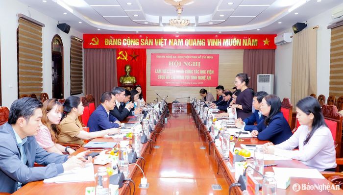 Đồng chí Võ Thị Minh Sinh - Phó Bí thư Tỉnh ủy, Chủ tịch Ủy ban MTTQ tỉnh, Trưởng Đoàn ĐBQH tỉnh chủ trì buổi làm việc với đoàn công tác Học viện Chính trị Quốc gia Hồ Chí Minh. Ảnh: Phạm Bằng