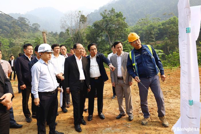 Đồng chí Bùi Thanh An - Ủy viên Ban Thường vụ Tỉnh ủy, Phó Chủ tịch Thường trực UBND tỉnh cùng đoàn công tác kiểm tra thi công tuyến đường Hạnh Dịch - Long Tiến ở huyện Quế Phong. Ảnh: Nguyên Nguyên